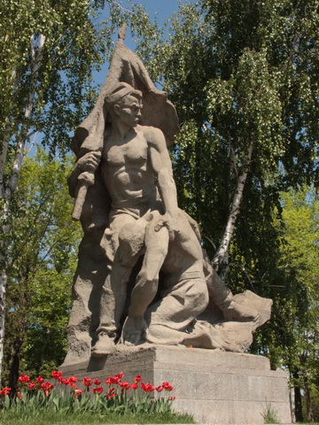 kurgan (42).JPG - Skulptur am "Platz der Helden". Diese Figurengruppe hat den Titel "Die Rettung der Fahne".